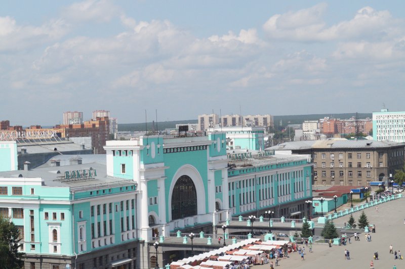 Новосибирск главный чулымская на сегодня. Пригородный вокзал Новосибирск главный в прошлом. Новосибирск Пригородный вокзал мост. Пешеходный мост Новосибирск главный. Вокзал Новосибирск главный вход к электричкам.