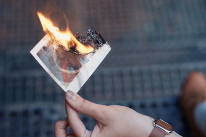 Где сжечь вещи. Фотография горит. Горящая бумага в руках.