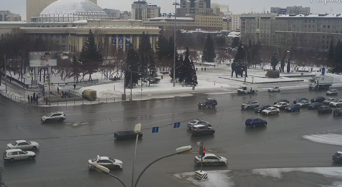 Площадь Ленина в Новосибирске сейчас. Площадь Ленина Новосибирск веб камера. Веб камера Ленина. Машина на Пушкинской площади. Оставленные территории россией