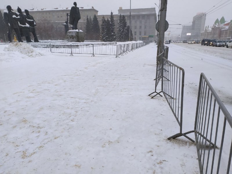 Сибкрай новосибирск. Площадь Ленина забор. Праздник оцепили ограждение. Центр Новосибирска оцеплен. Кривое ограждение Новогодняя 4/1 Новосибирск.