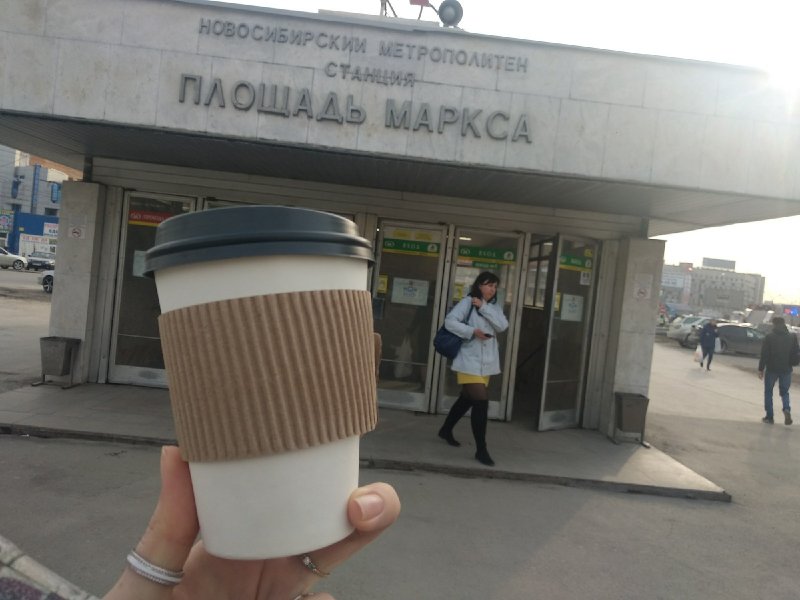 Стакан Кофе В Руке Девушки Фото
