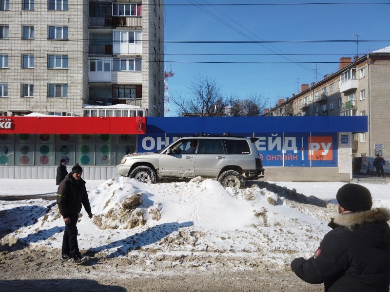 Сибкрай новосибирск. Типичная Затулинка Новосибирск. Заваленные снегом парковки Новосибирск. Парковка зимой Новосибирск. Новосибирск Затулинка криминал.