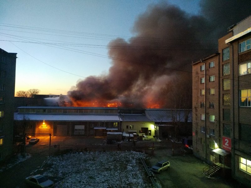 Блонь огонь ул ленина 2 отзывы. Горит склад в Новосибирске. Пожар в Новосибирске сегодня Дзержинский район. Пожар в Новосибирске вчера в Дзержинском районе. Сгорел склад на Королева 40.