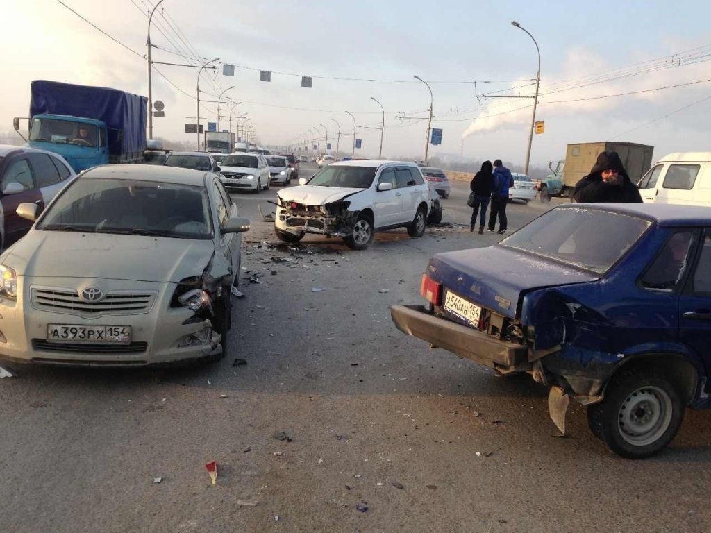 Шесть автомобилей столкнулись на Димитровском мосту