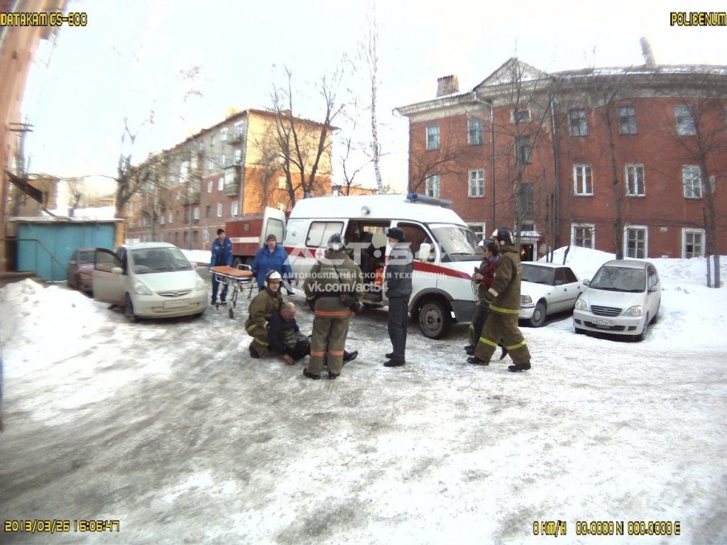 Три человека оказались заперты в горящем подвале