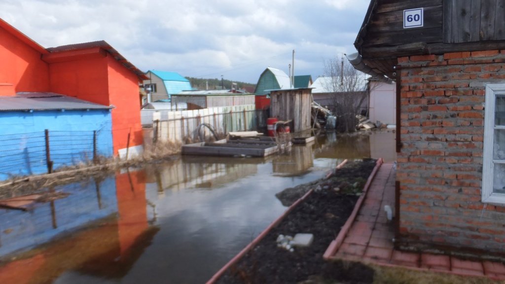 Затопило ли казахстан. Топит участок. Затопление приусадебного участка. Затопления дач в Новосибирске. Паводок затопило участок.
