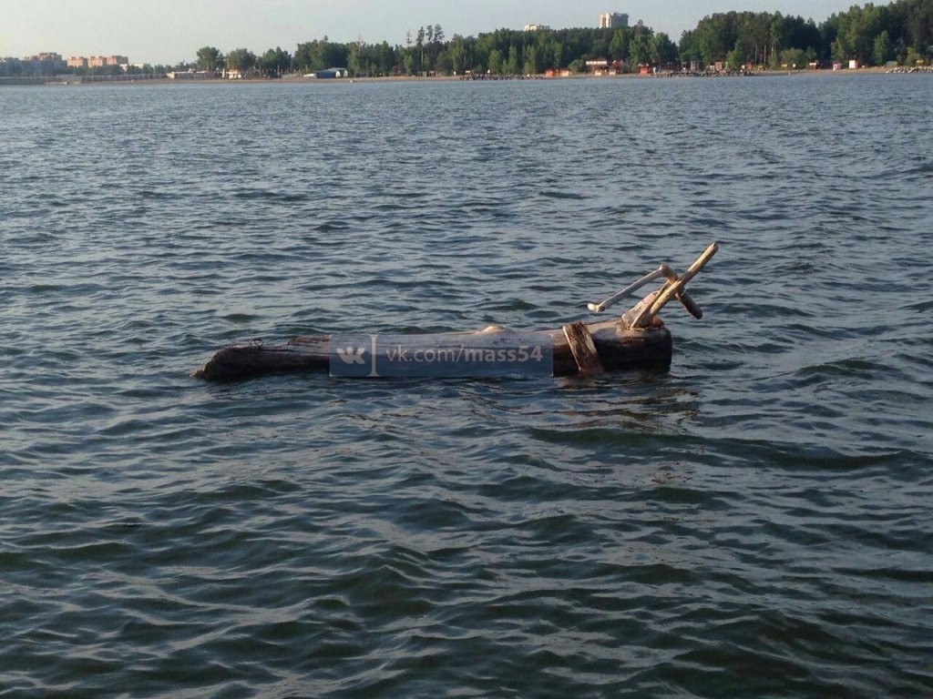 Речной обское море расписание. Обское море Новосибирск лодки. Бревно в воде. Бревно в реке. Бревно плывет.