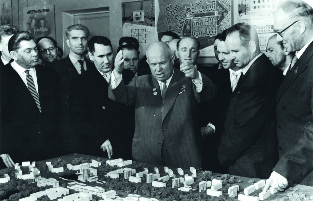 Никита Хрущев учит академиков Будкера (за спиной) и Лаврентьва, как надо строить Академгородок, октябрь 1959..jpg