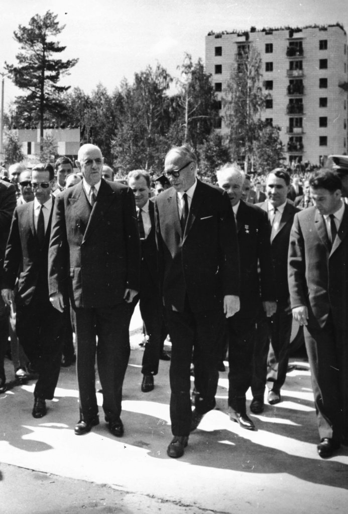 Генерал де Голль (196 см) и акадмеик Лаврентьев (около 195 см), Академгородок, 23 июня 1966..jpg