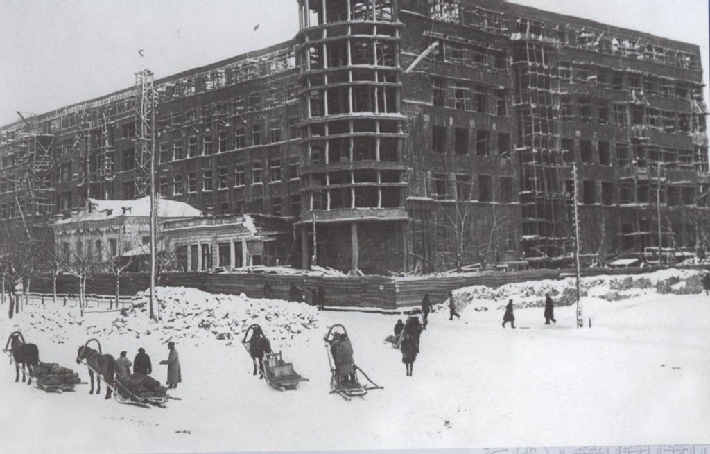 Строительство здания Крайсполкома (Областное правительство), виден снесенный после стройки магазин Жернакова, зима 1932.jpg