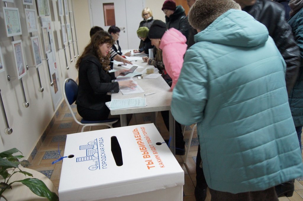 Новосибирск выборы 5 москвичей. Школы Белорецка без прописки. Рабочий голосует. Участки для голосования в самаре