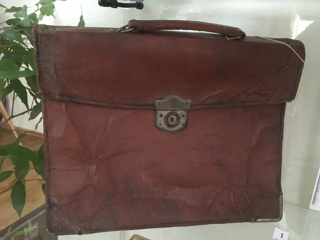 Старый школьный портфель