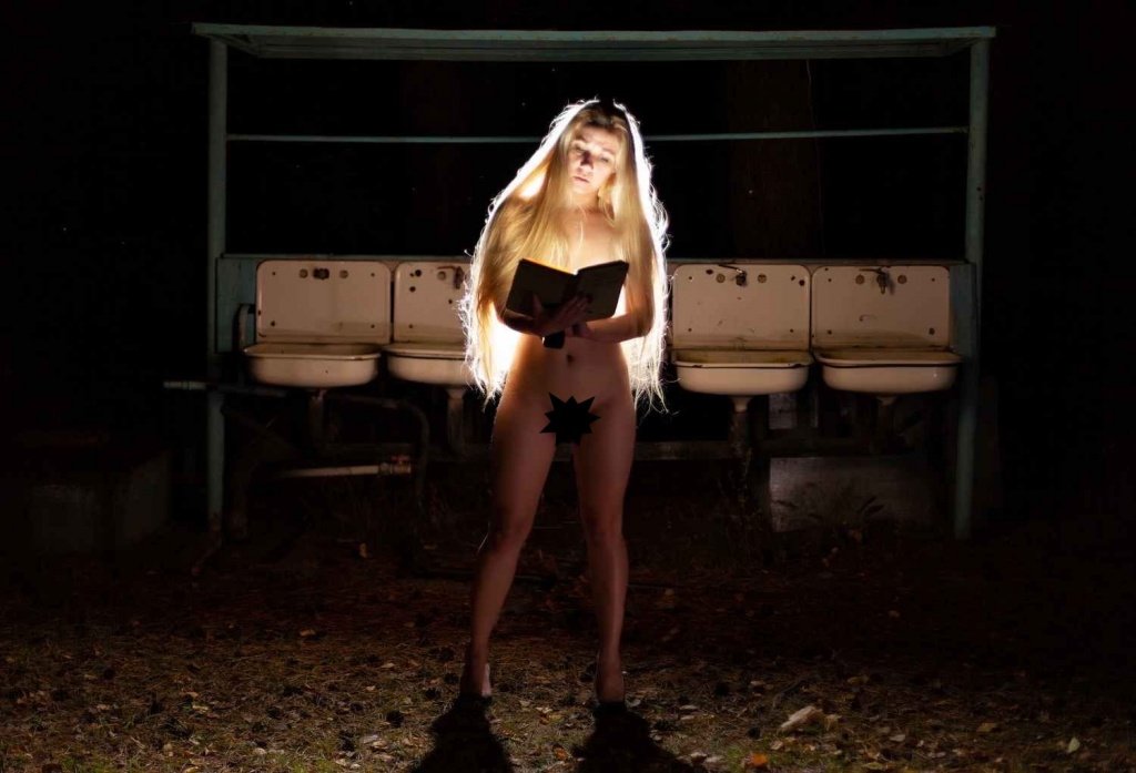 Девушка раздевается до голыша - фото секс и порно kingplayclub.ru