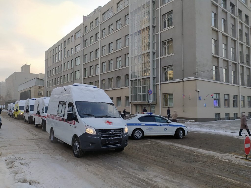 К правительству Новосибирской области съехались машины скорой помощи —  рассказываем, что происходит