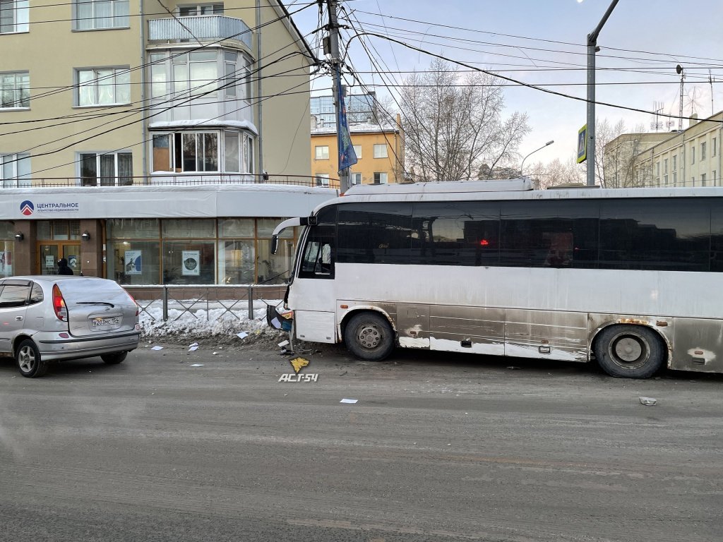 16 автобус новосибирск. 14 Автобус Новосибирск. 45 Автобус Новосибирск. 13 Автобус Новосибирск. Кемерово 2003 год автобус сбил ребенка.