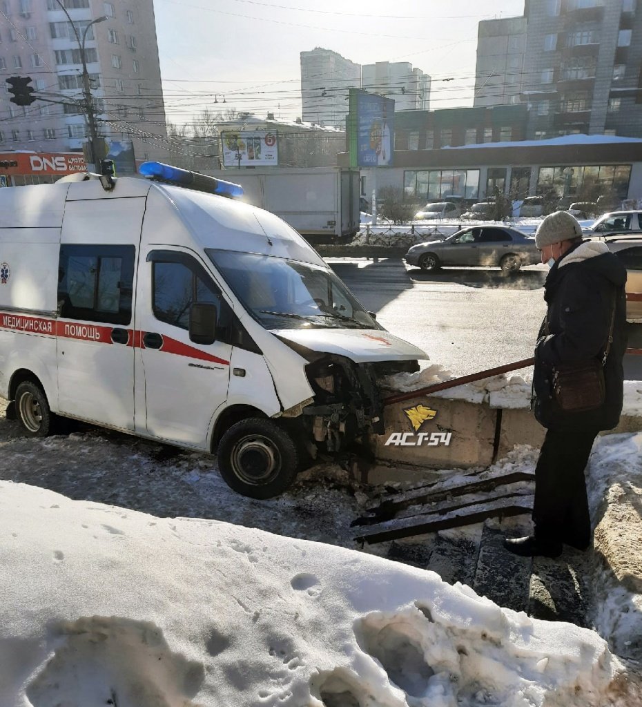 Врач пострадала в ДТП со скорой помощью в Новосибирске