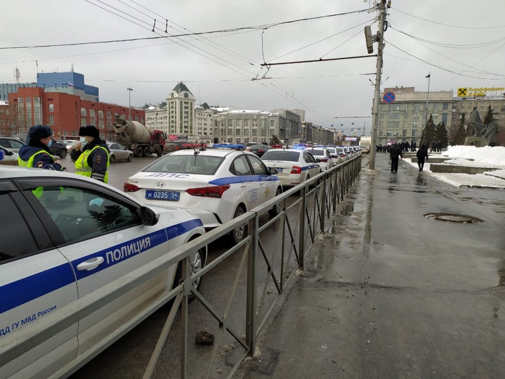 Памятник Ленину взяли в кольцо силовики