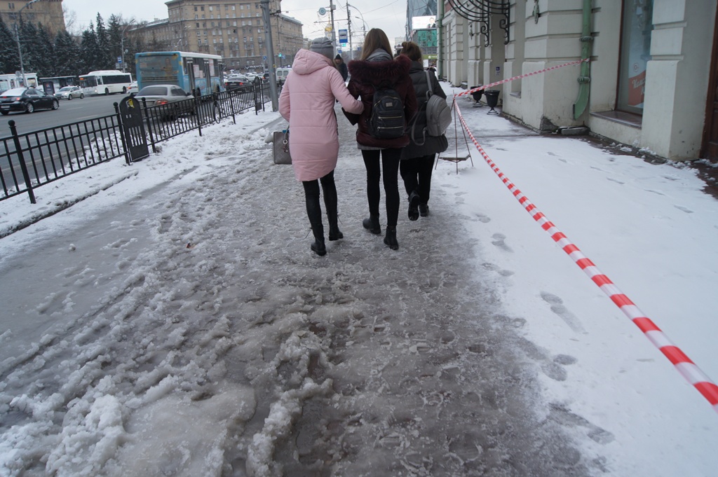 Пропускать зима. Снегопад коллапс. Снежный коллапс. Москва выпал снег наидорогах коллапс. Выпавший снег замёл тротуары.