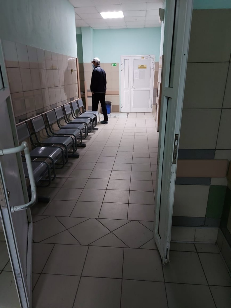 Фото больницы внутри коридор с людьми