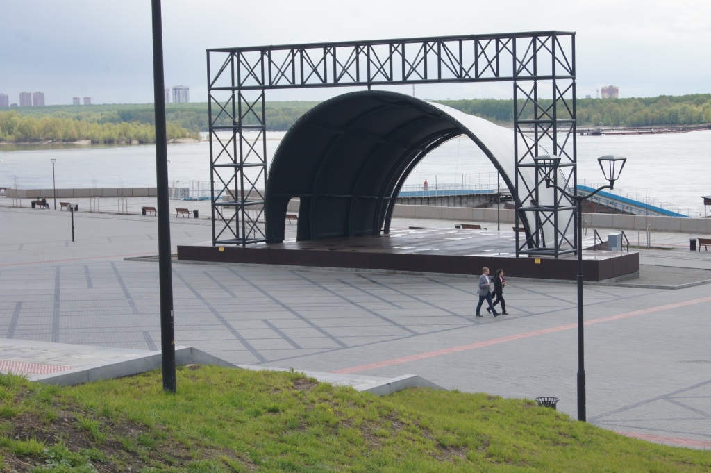 Сцена новосибирск. Михайловская набережная Новосибирск сцена. Речной вокзал Новосибирск набережная. Набережная Новосибирск 2022. Речной вокзал Новосибирск сцена.