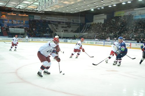 «Легенды хоккея» вышли на сибирский лед