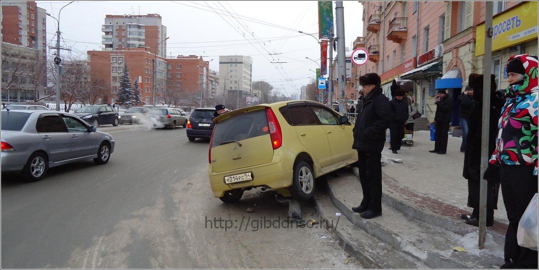 Водитель покалечил двух пешеходов, стоящих на тротуаре