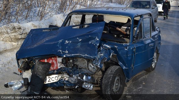 В Калининском районе минивэн столкнулся с жигулями