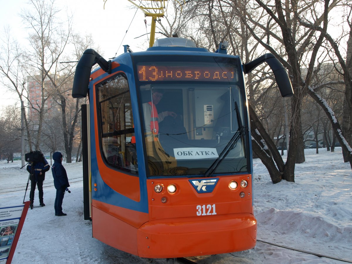 В Новосибирске начал курсировать низкопольный трамвай