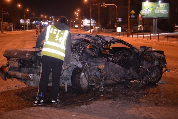 На ночной дороге Тойота влетела в снегоуборщик