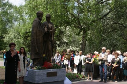 Памятник Петру и Февронии открыли в Нарымском сквере