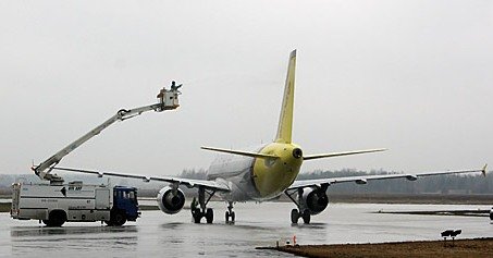 В аэропорту «Толмачево» появился деайсер