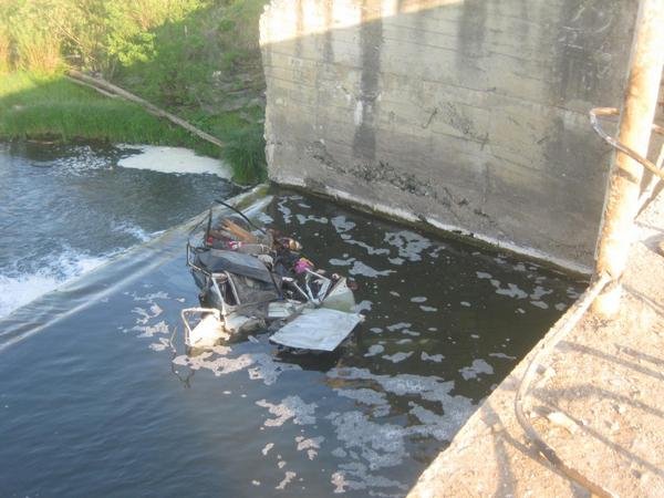 Водитель УАЗа свалился в реку с моста