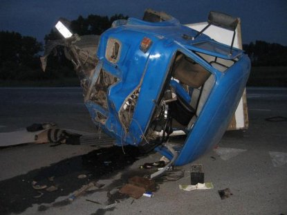 Водитель погиб в лобовом столкновении на ночной трассе