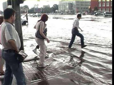 Ливневая канализация в Новосибирске не справляется с летними дождями