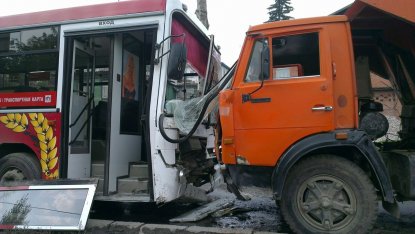 КАМАЗ протаранил пассажирский автобус на проспекте Дзержинского