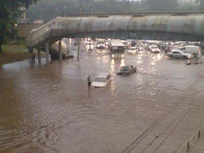 Ливень стал причиной гигантской пробки и потопа на площади Труда