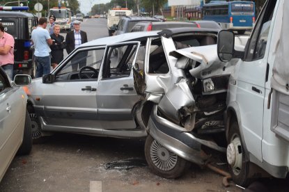 Водитель грузовой ГАЗели спровоцировал столкновение шести автомобилей, в котором пострадал ребенок