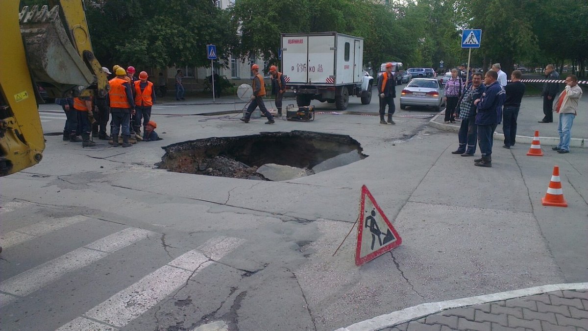 В центре Новосибирска на проезжей части провалился асфальт