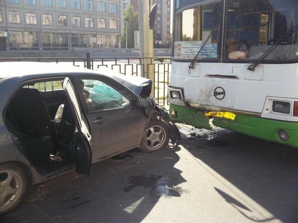 Водитель ММС-Лансер выехал навстречу пассажирскому автобусу