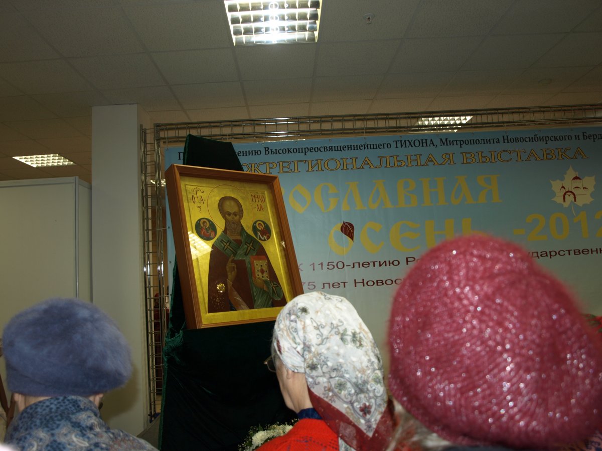 В Новосибирск привезли икону с мощами Николая Чудотворца