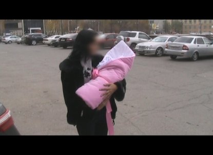 Мать хотела продать новорожденную дочку за полмиллиона рублей