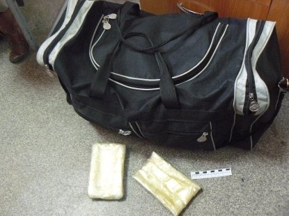 В спортивной сумке пассажира из Таджикистана нашли почти килограмм героина