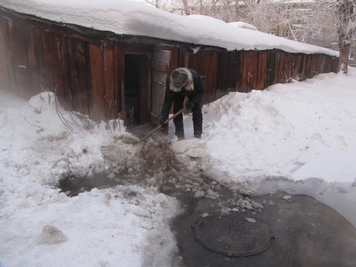 В Заельцовском районе канализационные стоки затопили двор