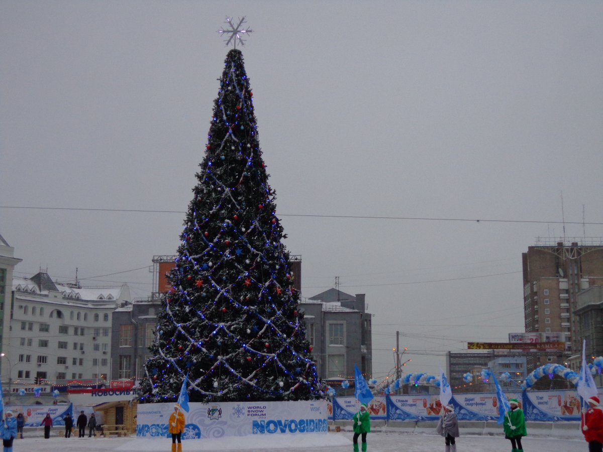 На площади Ленина состоялось открытие Новогоднего снежного городка