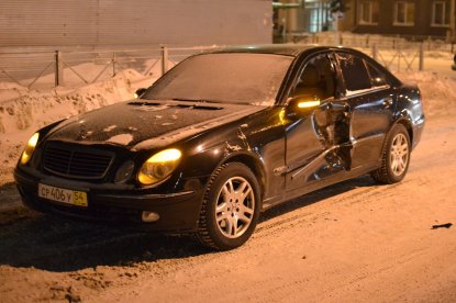 «Семерка» попортила новенький Mercedes на перекрестке
