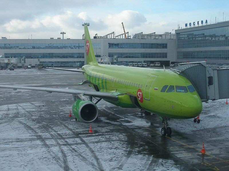 Самолет дал трещину в небе над Новосибирском