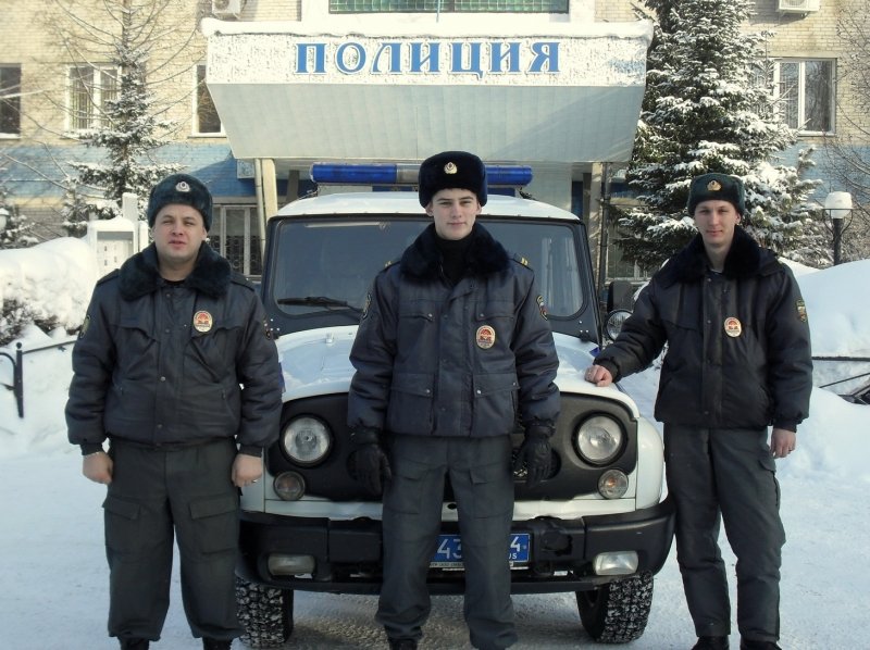 Полицейские вывели из горящего дома семью с детьми