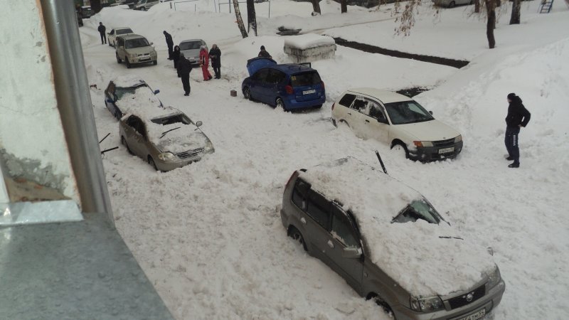 Снег с крыши накрыл четырех жителей Новосибирска