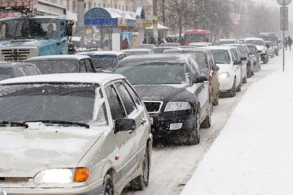 Снегопад парализовал движение в Новосибирске