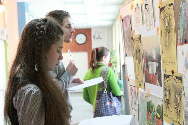 Школьников учат рисовать карикатуры на Путина